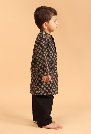Set Of 2: Rodas Black Ajrakh Print Cotton Kurta & Black Pyjama